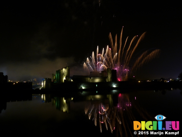 FZ024309 Fireworks over Caerphilly Castle